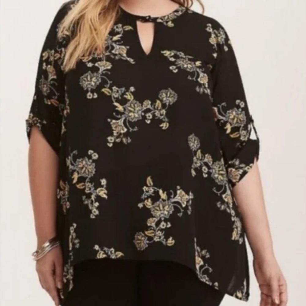Torrid 4X Black Yellow Floral Roll Tab Sleeves Shark Bite Hem Keyhole Tunic Top